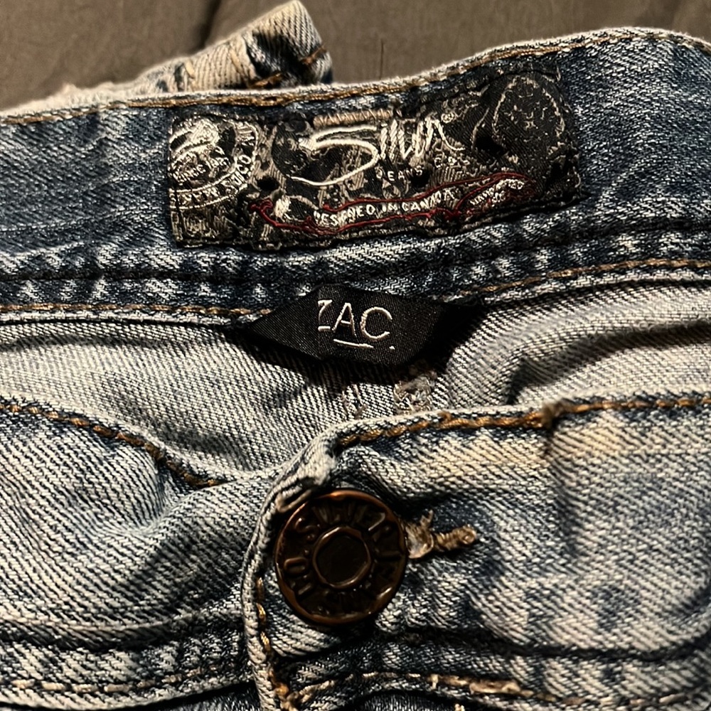 Men’s Distressed Light Wash Silver Jeans. Size 40/32 Gem